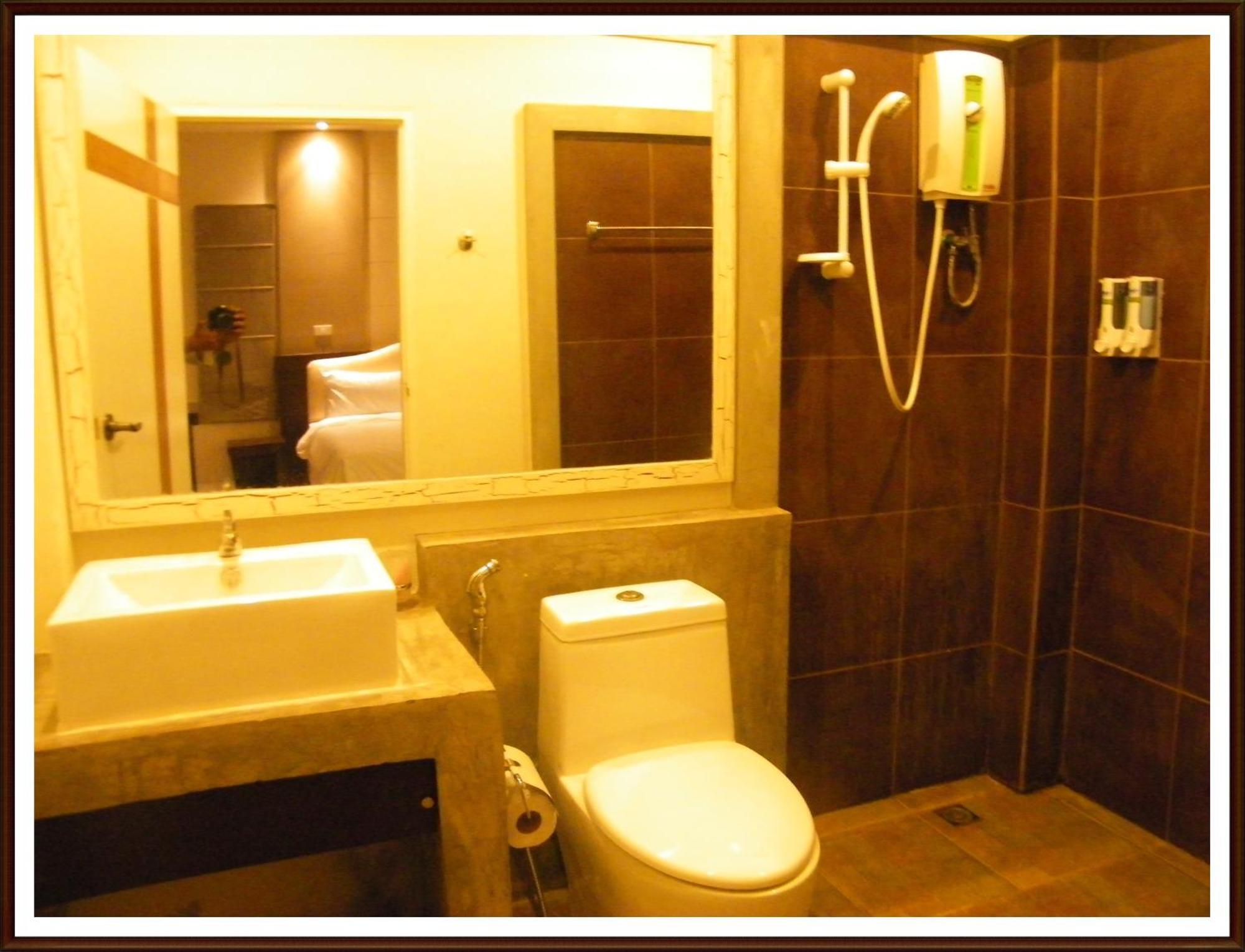 Saabpaiboon Grand Resort Ban Talat Room photo
