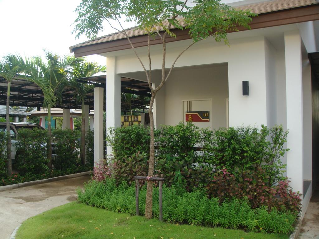 Saabpaiboon Grand Resort Ban Talat Room photo